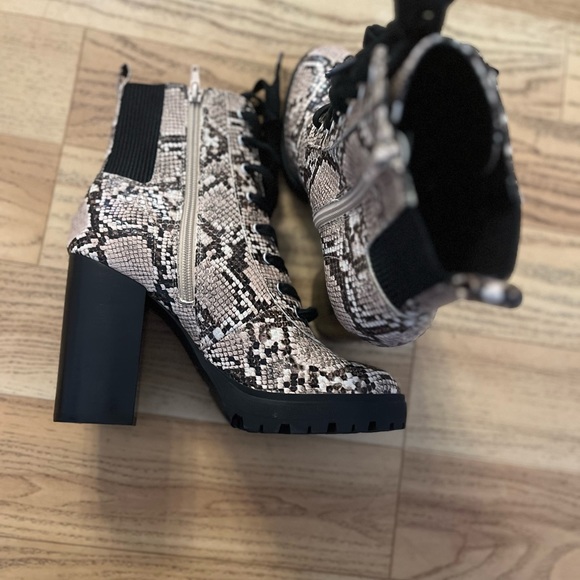 Steve Madden Latch Lace Up Snake Print Boots/ Size Women's 9 - Picture 3 of 4